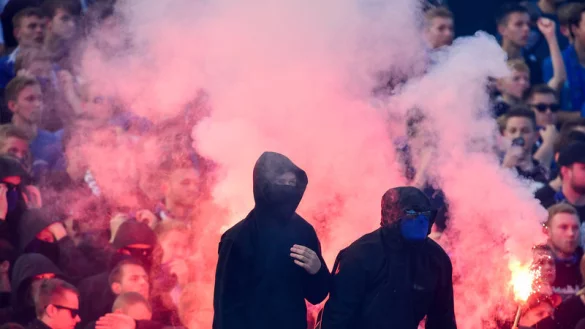 Einige wenige Unruhestifter sorgten f&uuml;r eine Spielunterbrechung in M&uuml;nster und bescheren dem DSC eine Strafe. - &copy; Weische