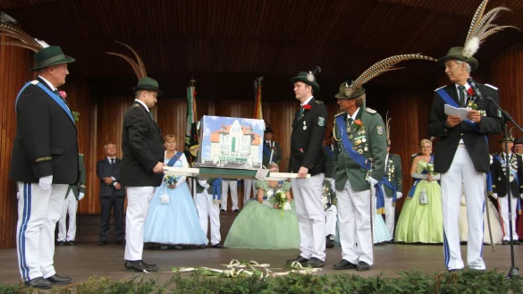 Salzuflen-Oberst Detlef Bollh&ouml;fer (rechts) begutachtet das Gastgeschenk der Sch&ouml;tmaraner Kameraden. Das neue Sch&uuml;tzen-Hotel soll nach deren W&uuml;nschen auf der Fl&auml;che der ehemaligen Klinik am Kurpark entstehen. Oberstleutnant Uwe Deppe (links) der Sch&ouml;tmaraner Sch&uuml;tzen versucht das Objekt den Salzuflern schmackhaft zu machen. - &copy; Daniel Hobein