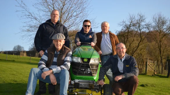 Startklar für die Mähsaison: die „Greenkeeper" Michael Pohlmann, Andreas Erke, Julian Gerber, Volker Preuß und Klaus Hoffmann (von links) mit dem neuen Aufsitzmäher. - © privat