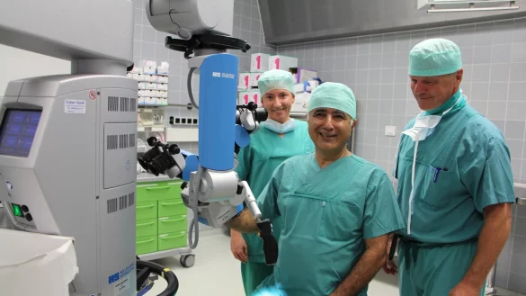 Privatdozent Dr. Dr. Alireza Ghassemi operiert im Klinikum mit Hilfe des Mikroskops, die OP-Pfleger Eduard Hildebrandt und Angelika Langemann sind oft dabei. Seine Praxis hat der Spezialist, der keineswegs nur Privatpatienten behandelt, in der Paulinenstraße. - © Astrid Sewing