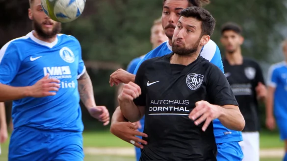 Einen hei&szlig;en Fight lieferten sich Oerlinghausens Barbaros Ulas (vorne) und Lemgos Karawan Derwisch. Links eilt Patrick K&ouml;tter heran. - &copy; J&ouml;rg Hagemann