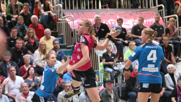 Blombergerinnen in der Zuschauerrolle: Die Metzingerin Tonje Loseth findet die Lücke zwischen Gosia Buklarewicz (links) und Gisa Klaunig. - © Fudisch/Eibner-Pressefoto