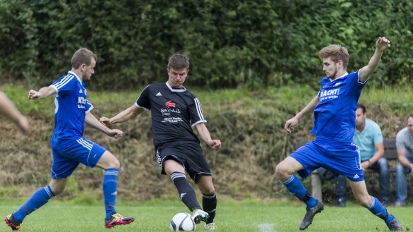 In Überzahl: In dieser Szene attackieren gleich zwei Spieler des FC Donop/Voßheide den ballführenden Asper André Plail. Werl-Aspe empfängt am Donnerstag den TuS Lüdenhausen, für die Voßheider steht ein Auswärtsspiel beim TSV Kirchheide an. - © Egon Penner
