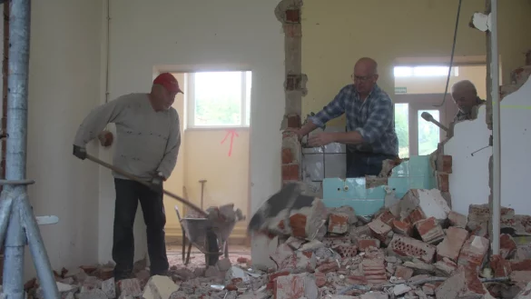 Schutt: (von links) Dietmar Köller, Ulrich Loke und Dieter Rose haben die Wand zerlegt. - © Iris Liebig