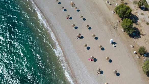 Strand, Meer, Urlaubsstimmung? - &copy; Foto: Lefteris Partsalis/XinHua/dpa