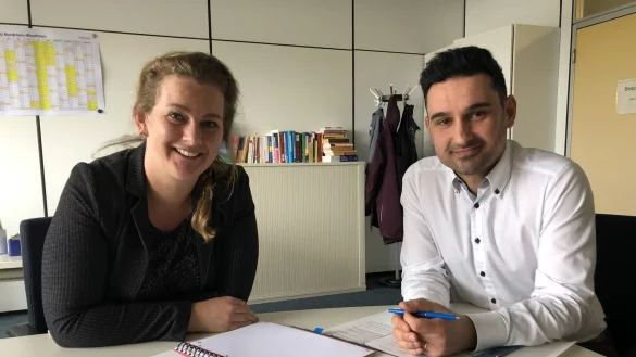 Dr. Angelika Borgstedt und Fatih G&ouml;k vom Jugendamt der Stadt Bad Salzuflen sprechen in einem B&uuml;ro im Rathaus an der Rudolph-Brandes-Allee &uuml;ber die aktuellen Zahlen der Inobhutnahmen. - &copy; Sven Kienscherf