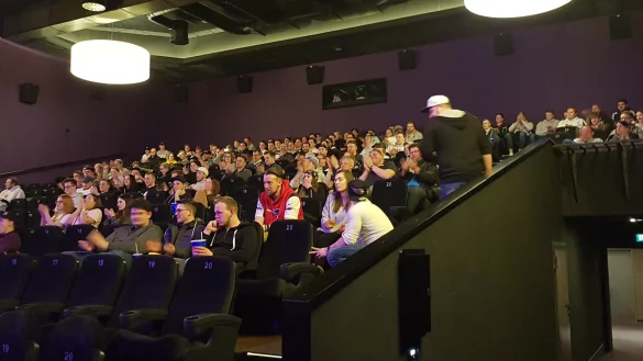 Gespannte Stimmung: Mehr als 300 Zuschauer haben Sonntagnacht in der Filmwelt Lippe auf Einladung der White Hawks den Super Bowl verfolgt. - &copy; Kerstin Diekmann