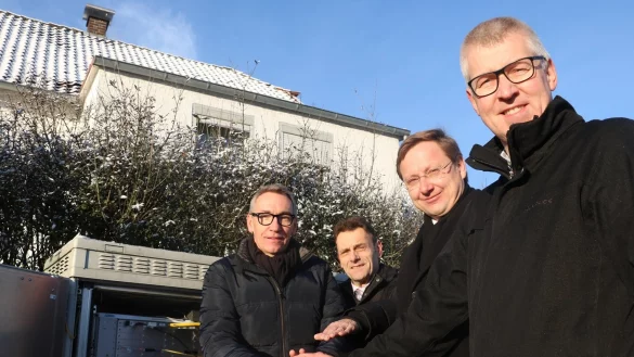 Geben das Startsignal fürs schnelle Internet: (von links) Roger Pettenpohl, Josef Breuers, Dr. Andreas Wulf und Karl-Heinz Wintermeyer. - © Guntmar Wolff