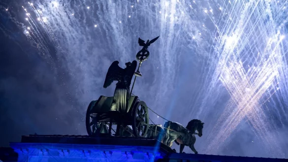 Feier am Brandenburger Tor - &copy; Foto: Bernd von Jutrczenka/dpa