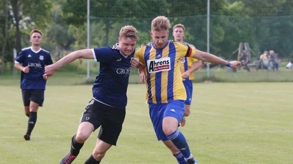 Kopf-an-Kopf-Rennen: Jannik Sprengelmeyer von der SG Hiddesen-Heidenoldendorf (links) im Duell mit dem L&uuml;gder Nils Nehrig. Im ersten Abschnitt lie&szlig; Sprengelmeyer zwei Topchancen liegen. - &copy; Paul Cohen