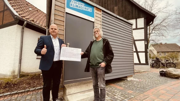 B&uuml;rgermeister Marcus P&uuml;ster und der SPD-Fraktionsvorsitzender Michael Zans freuen sich, dass das F&ouml;rderprogramm von den B&uuml;rgerinnen und B&uuml;rgern gut angenommen wird - &copy; Gemeinde Schlangen