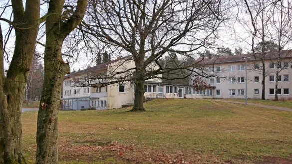 Am Rand der Zentralen Unterbringungseinrichtung stehen zwei Gebäudeteile, die zur Unterbringung von Asylsuchenden genutzt werden können. - © Knut Dinter