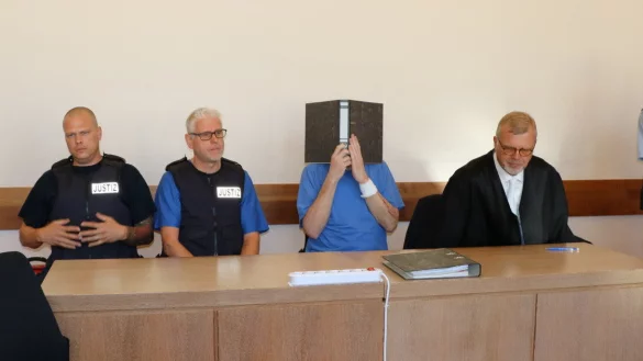 Andreas V. wird am vergangenen Freitag von medizinischem Personal begleitet. F&uuml;nf Minuten dauerte die Verhandlung. - &copy; Kateryna Akulenko