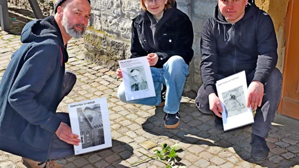 Matthias Guder (von links), Lina Kindsgrab und Christian Stüber haben sich intensiv auf den Stolperstein-Rundgang vorbereitet, den sie zum ersten Mal für Oerlinghausen anbieten. Foto: Knup - © Knup