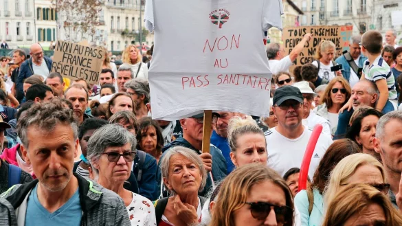 Corona-Protest in Frankreich - &copy; Foto: Bob Edme/AP/dpa