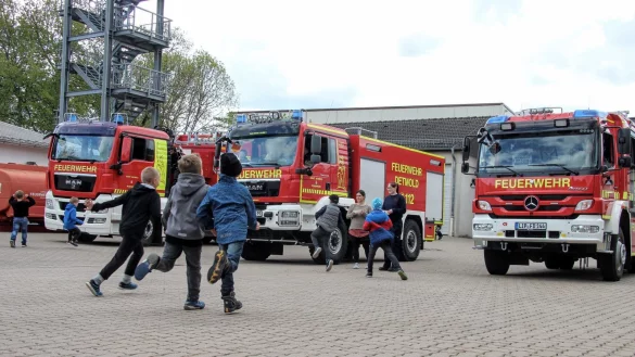 Auf dem Hof: Wird eine Frage gestellt, m&uuml;ssen sich die Kinder f&uuml;r eines der drei Fahrzeuge entscheiden &ndash; wie bei &bdquo;Eins, zwei oder drei". Jedes steht f&uuml;r eine Antwort. - &copy; Niklas B&ouml;hmer