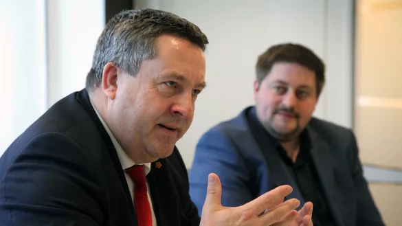 Offenes Gespr&auml;ch: Landrat Dr. Axel Lehmann (links) spricht im Interview mit der LZ &uuml;ber Hass-Mails, die Kritik an seiner &Ouml;ffentlichkeitsarbeit und auch &uuml;ber seine Ideen f&uuml;r eine neue Polizeistruktur. Mit im Bild: Steffen Adams, Pressesprecher des Kreis Lippe. - &copy; Bernhard Preuss