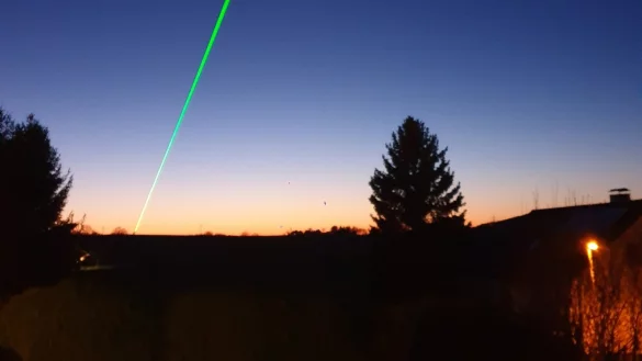 Der Laserstrahl soll nicht nur ein Zeichen der Hoffnung sein, sondern auch ein Dankeschön, für alle, die im Klinikum Lippe arbeiten. - © Uwe Acker