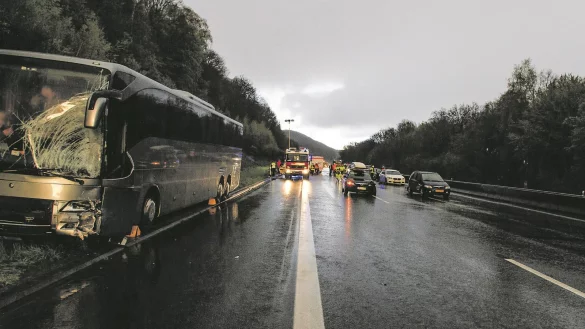 Schwer beschädigt: Der Bus, in dem die Handballer des TuS 97 Bielefeld-Jöllenbeck saßen, steht am Rand der gesperrten Autobahn. - © Feuerwehr Porta Westfalica/Michael Horst