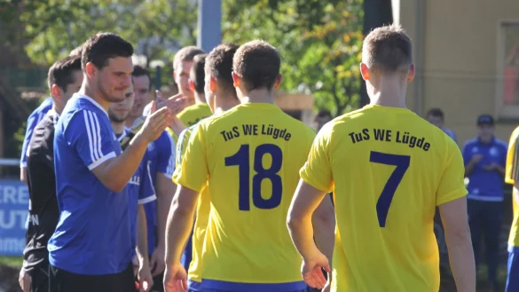 Begr&uuml;&szlig;ung vor dem L&uuml;gde-Spiel: Yannik Vukadinovic (links) und Kapit&auml;n und Interimstrainer von Fortuna Schlangen. - &copy; Sebastian Lucas(LZ)