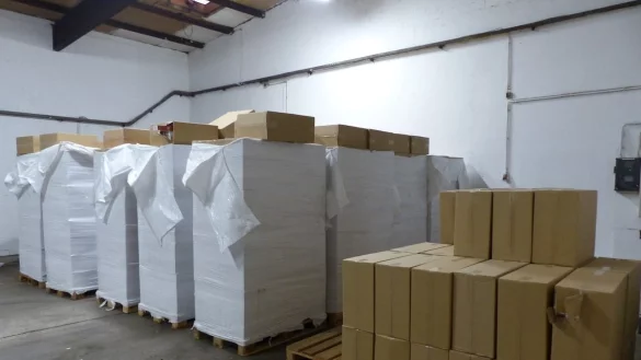 Diese akkurat verpackte Menge an unverzollten Zigaretten haben Fahnder in Bad Salzuflen sichergestellt.&nbsp; - &copy; Zoll