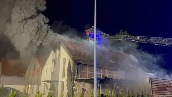 Die Einsatzkr&auml;fte konnten ein &Uuml;bergreifen der Flammen auf die Nachbargeb&auml;ude verhindern. - &copy; Christopher Rieks/Feuerwehr Detmold