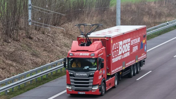 Praxistest f&uuml;r E-Highway hat begonnen - &copy; Foto: Daniel Bockwoldt/dpa