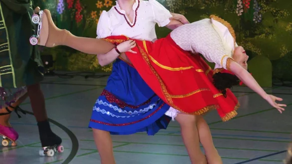 Mit viel Enthusiasmus und Schwung präsentieren sich die Sportler auf acht Rollen, hier beim Märchen des vergangenen Jahres. - © Rollkunstlauf Alverdissen