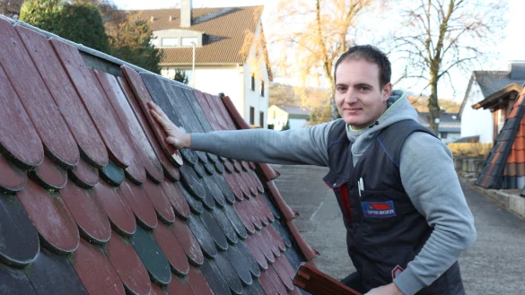 Ehrgeiziger Geselle: Dachdecker zu sein, bedeutet nicht nur körperliche, sondern auch geistige Arbeit, sagt Jonas Twellmann. Er fand auf Umwegen zu dem Beruf, in dem er höchst erfolgreich ist. - © Janet König