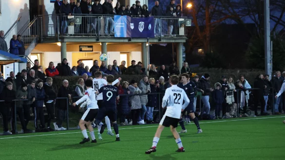 Tolle Kulisse in Jerxen-Orbke: Rund 450 Zuschauer verfolgen das C-Junioren-Westfalenpokalspiel zwischen dem JFV Lippe (weiße Trikots) und dem VfL Bochum. - © Paul Cohen
