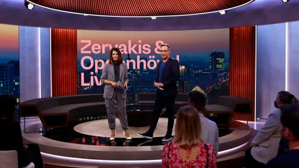 "Zervakis & Opdenh&ouml;vel. Live." - &copy; Foto: Bene Mueller/ProSieben/dpa