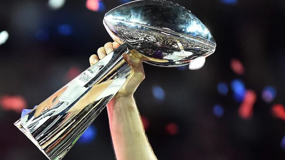 Um diesen Pokal geht's: Die "Vince Lombardi Trophy". Sie wird jedes Jahr neu hergestellt. Der Sieger darf die Troph&auml;e also behalten. - &copy; dpa