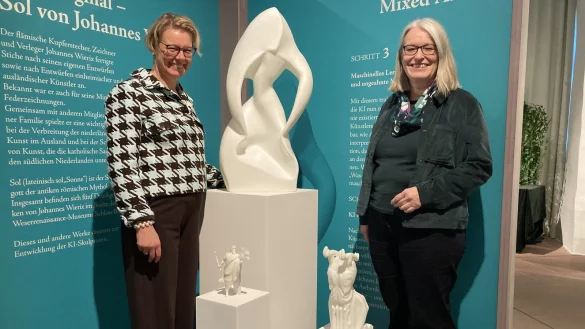 Silvia Herrmann (links) und Dr. Susanne Hilker freuen sich &uuml;ber die gelungene Sonderausstellung. - &copy; Nico D&uuml;llmann