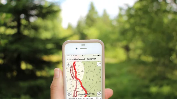 Um in lippischen Wäldern nicht verloren zu gehen, kann für Orientierungslose ein Smartphone von Vorteil sein. - © Janet König