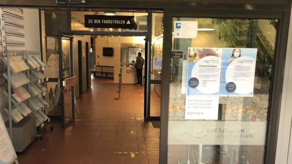 Der einzige &ouml;ffentlich zug&auml;ngliche Eingang ins Rathaus an der Rudolph-Brandes-Allee: Die Pfeile auf dem Boden weisen direkt zu dem kleinen Empfangstisch mit Spuckschutz im Hintergrund, an dem ein Mitarbeiter einer privaten Sicherheitsfirma jeden Besucher begr&uuml;&szlig;t und nach seinem Termin fragt. - &copy; Thomas Reineke