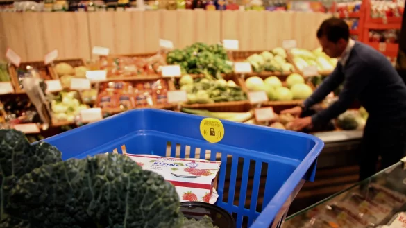 Um der gewohnheitsmäßigen Mitnahme von Einkaufskörben ein Ende zu bereiten, hat Jascha Hofmann (im Hintergrund) im Zuge eines Geschäftsumbaus eine elektronische Sicherungsanlage installieren lassen. - © Heidi Stork