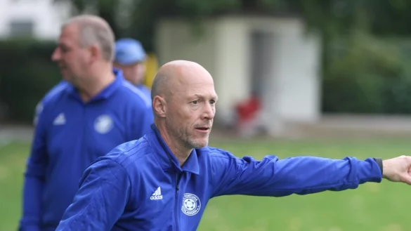 Engagiert an der Seitenlinie: Schlangens Trainer Uwe Hohnhold gibt gegen SuS Lage die Richtung vor. - &copy; Sebastian Lucas