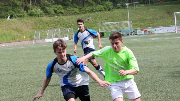 Oerlinghausens Kalaf Walid (rechts) im Zweikampf mit dem Jerxer Magnus Diekmann - © Paul Cohen