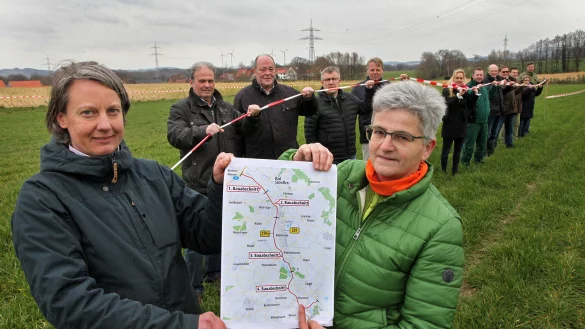 Bauernprotest auf freiem Feld: Anna Luetgebrune (links) und Ute Hameier zeigen den Bauplan. Dahinter (von links): Thomas N&auml;hler, Gero Splettst&ouml;&szlig;er, Axel Kroos, Dieter Hagedorn, Antje Krietenstein, Steve Hebrock, Bernd Hameier, Moritz Freiherr von Eckardstein, Alexander Meyer zu H&ouml;lsen, Frauke Kronshage Potthoff und Andreas Meier. Foto: Bernhard Preuss - &copy; Bernard Preuss