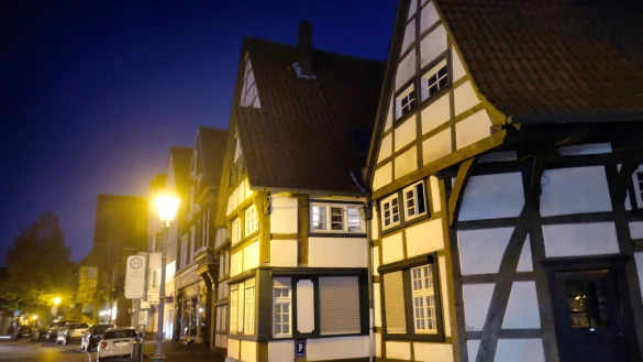 Wochentags zwischen null und vier Uhr und samstags und sonntags zwischen zwei und f&uuml;nf Uhr erstrahlt die Stra&szlig;enbeleuchtung auch an dieser Stelle in G&uuml;tersloh nicht. - &copy; Andreas Fr&uuml;cht