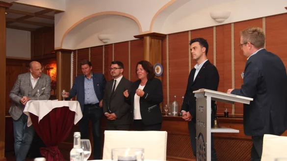 Diskutieren: Moderator Thorsten Engelhardt (von links), J&uuml;rgen Berghahn (SPD), Christian Sauter (FDP), Kerstin Vieregge (CDU), Robin Wagener (Die Gr&uuml;nen) und Moderator Till Brand. - &copy; Nadine Uphoff