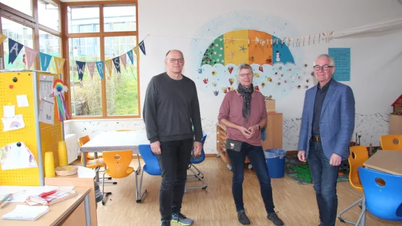 Schulleiter Bernd Str&ouml;mich (von links) sowie OGS-Gesamtkoordinatorin Antje Bru&szlig; und Vorstand Reinhard zum Hebel von der St. Elisabeth Stiftung in einem der hellen OGS-R&auml;ume in der Grundschule Horn. - &copy; Cordula Gr&ouml;ne
