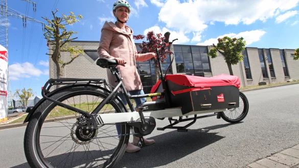 Da passt ganz sch&ouml;n etwas rein: Volont&auml;rin Lorraine Brinkmann testet ein Lastenrad. - &copy; Vera Gerstendorf-Welle