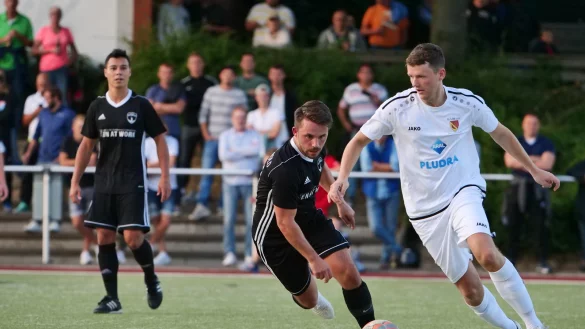 Unerbittlich: Detmolds Robert Fiorilli l&auml;uft Neuenkirchens Malte Nieweler an. - &copy; J&ouml;rg Hagemann