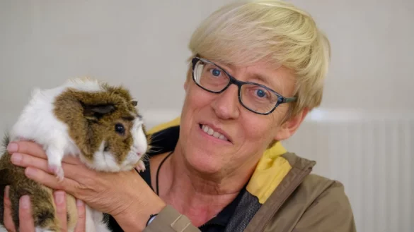 Tierheim-Chefin Barbara Snelting mit einem ihrer Sch&uuml;tzlinge. - &copy; Andreas Zobe