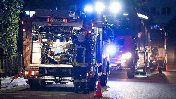 Die Einsatzkr&auml;fte bel&uuml;fteten die Wohnung, nachdem der Brand gel&ouml;scht war. - &copy; Freitag TV