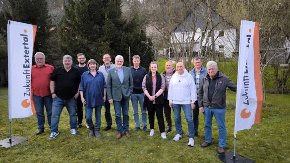 Das Kandidaten-Team von "Zukunft Extertal": Stefan Dux (von links), Tamer Kara, Lukas Korf, Barbara Volmer, Detlef Korf, Ralf Klemme, Marc Piechnik, Pauline Klemme, Christoph Bebermeier, Markus Marcinczyk, Ingo Milewski und Hans B&ouml;hm. - &copy; Zukunft Extertal