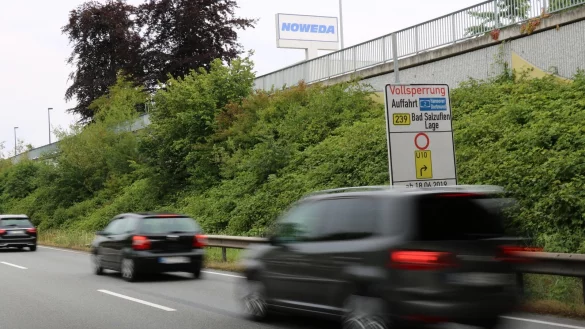 Noch gesperrt: Die Fahrtrichtung Bad Salzuflen auf der B&thinsp;239 ist Baustelle. Dort wird bis voraussichtlich Ende Juli die Fahrbahndecke erneuert. - &copy; Alexandra Schaller