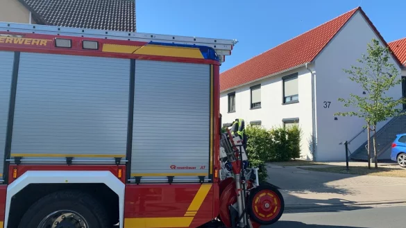 Vor der Einrichtung f&uuml;r Menschen mit Beeintr&auml;chtigungen stehen zahlreiche Feuerwehrfahrzeuge. Nachdem Betreuer den Brand in einem Bewohnerzimmer selbstst&auml;ndig gel&ouml;scht hatten, beschr&auml;nkten sich die Aufgaben der Einsatzkr&auml;fte auf eine Nachkontrolle sowie das L&uuml;ften des betroffenen Bereichs.&nbsp; - &copy; Daniel Hobein/Feuerwehr Bad Salzuflen