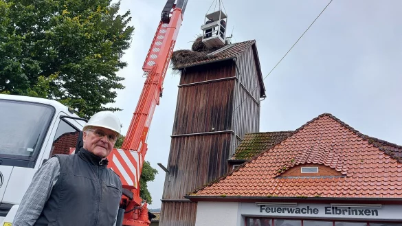 Manfred Weber, Vorstandsmitglied des Elbrinxener Storchenvereins, verfolgt den Abriss der beiden Nester auf dem Schlauchturm der ehemaligen Feuerwache. - &copy; Michaela Wei&szlig;e
